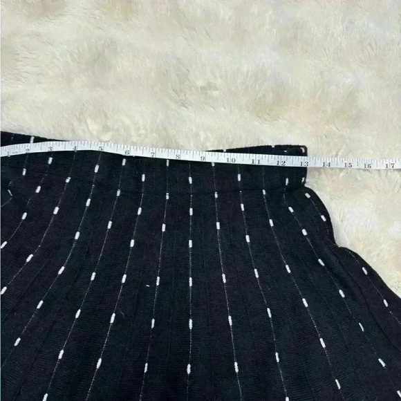 Black and white polka dotted knit skirt - Picture 3 of 4